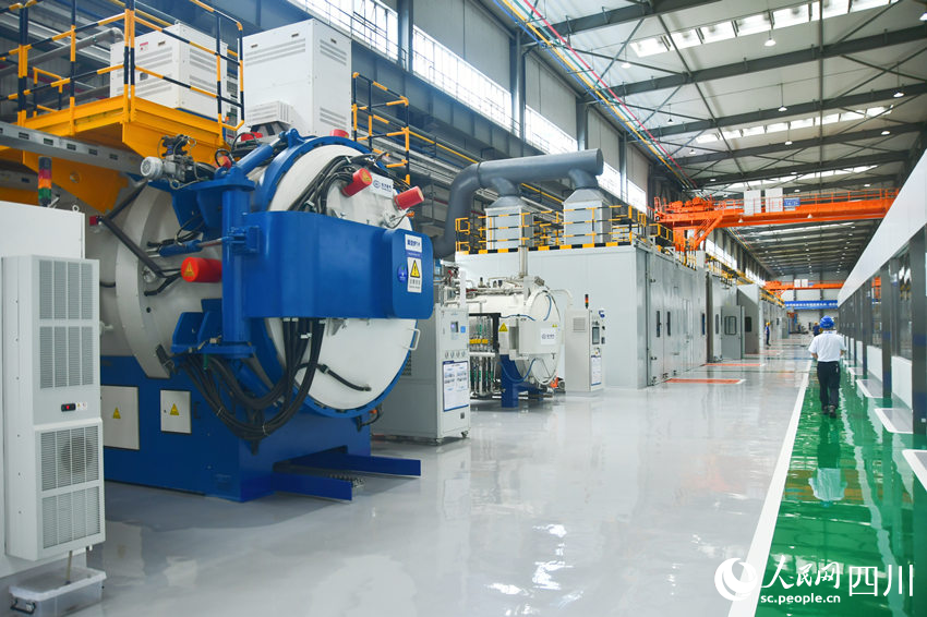 海内首个燃机智慧制造基地高温透平叶片喷涂数字化产线。。。。
。
。。。人民网 赵祖乐摄