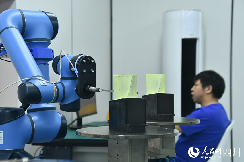 海内首个燃机智慧制造基地高温透平叶片精铸数字化产线。。。。
。
。。。人民网 赵祖乐摄