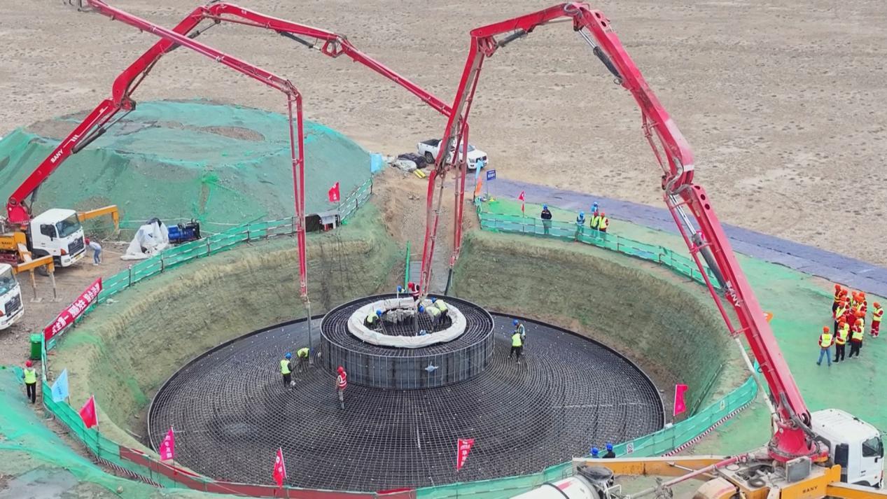 ͼΪӢ¹ú365¹«Ë¾¹ÙÍøÄ¾ÀÝ100ÍòǧÍß·çµçÏîÄ¿ÕýÔÚ¾ÙÐÐ×°±¸»ù´¡»ìÄýÍÁ½½ÖþÊÂÇé