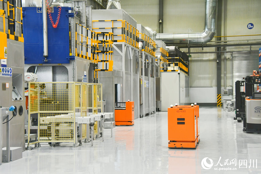 海内首个燃机智慧制造基地高温透平叶片喷涂数字化产线。。。。
。
。。。人民网 赵祖乐摄