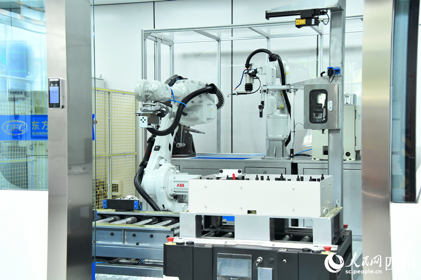 海内首个燃机智慧制造基地高温透平叶片喷涂数字化产线。。。。
。
。。。人民网 赵祖乐摄