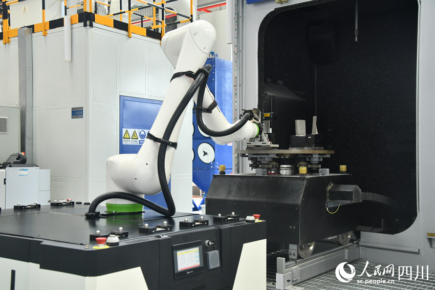 海内首个燃机智慧制造基地高温透平叶片喷涂数字化产线。。。。
。
。。。人民网 赵祖乐摄